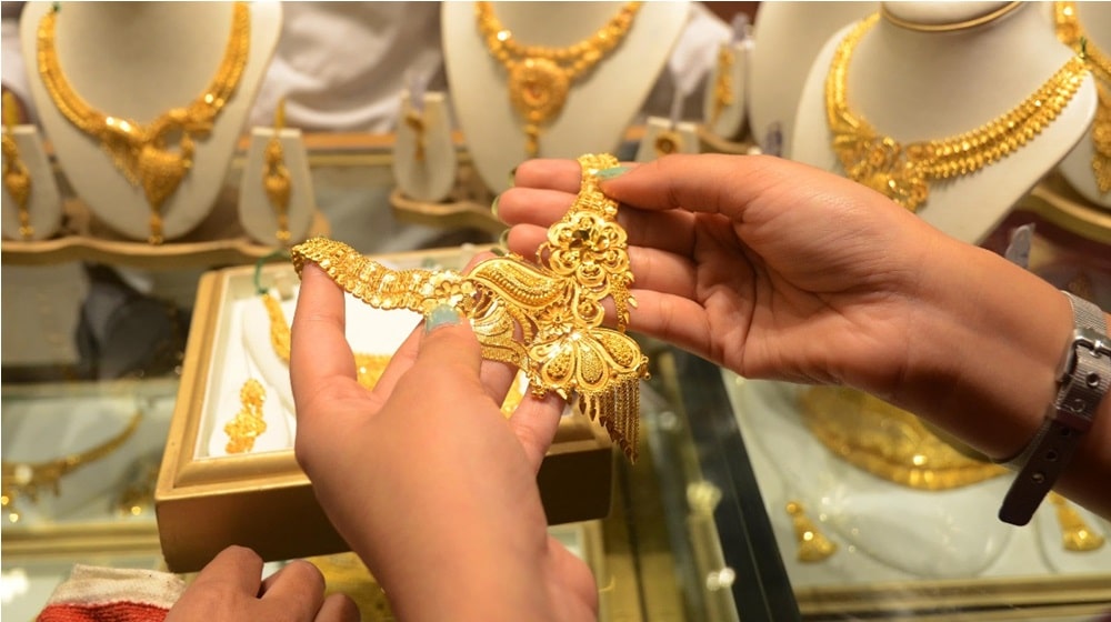 Gold Rate in Pakistan Falls Slightly But Remains Near Record High