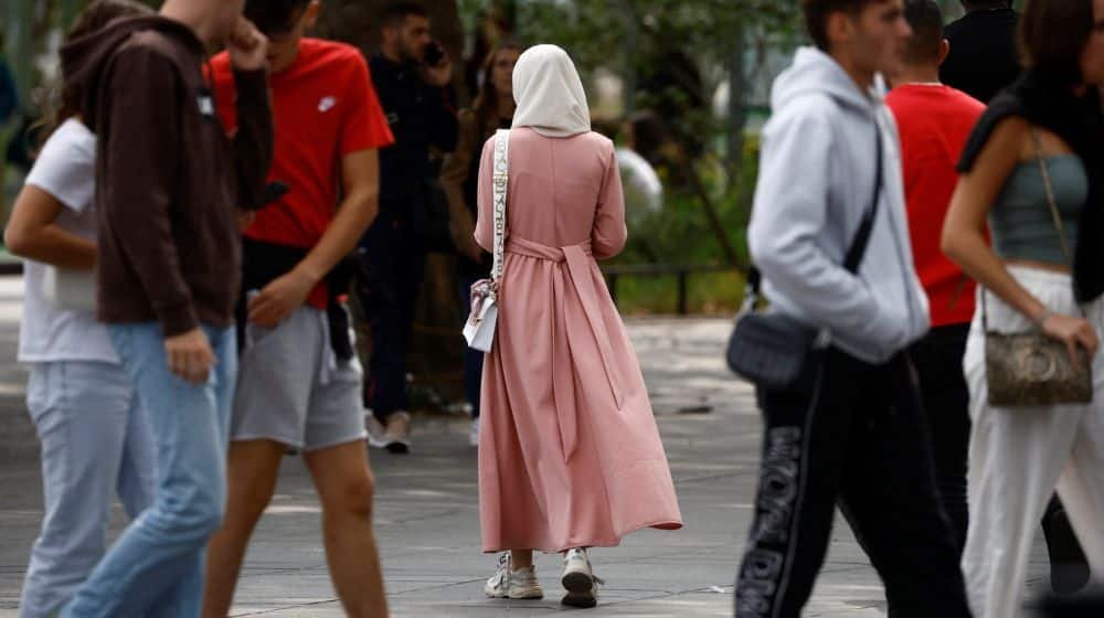 Are Banks Secretly Enforcing Abaya Rules on Female Staff?