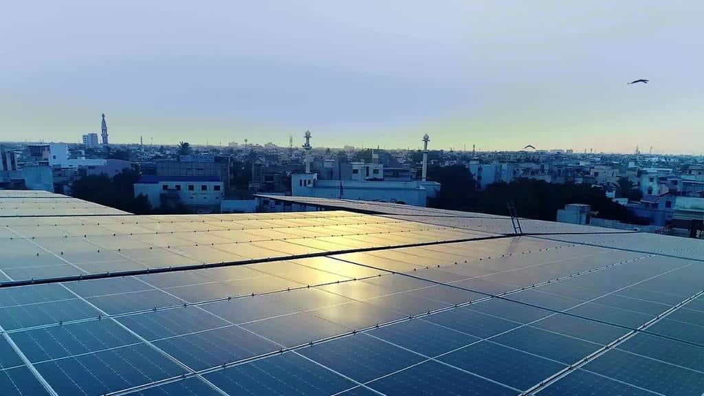 Commerce Ministry Asks Chinese Company to Manufacture Solar Panels in Pakistan