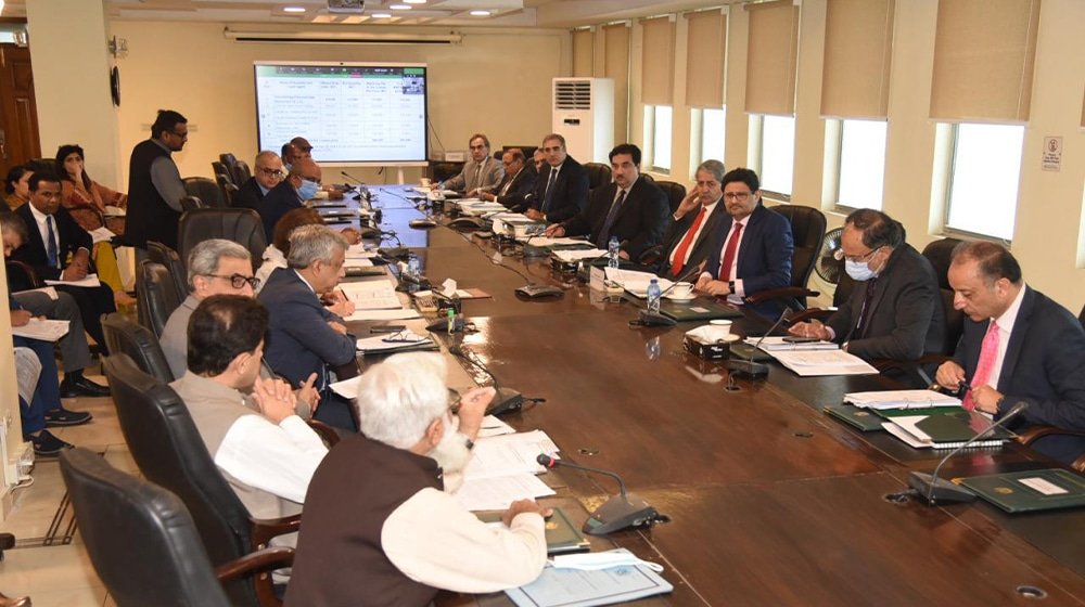 Aurangzeb Tries to Convince Fitch to Improve Pakistan’s Rating