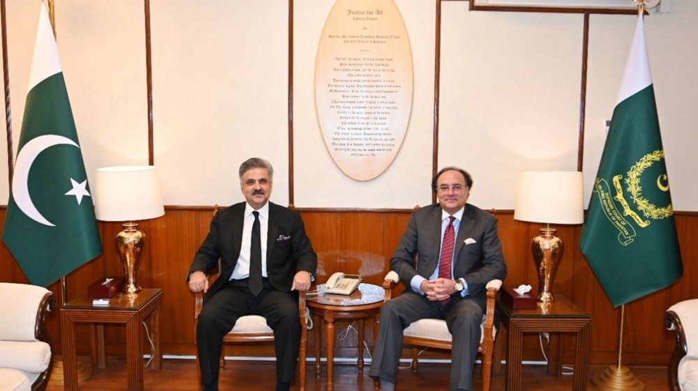 CJP Afridi Meets Finance Minister, Tax-Related Cases Discussed