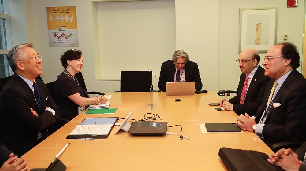 Finance Minister Aurangzeb Meets Donald Lu to Discuss Pak-US Economic Cooperation