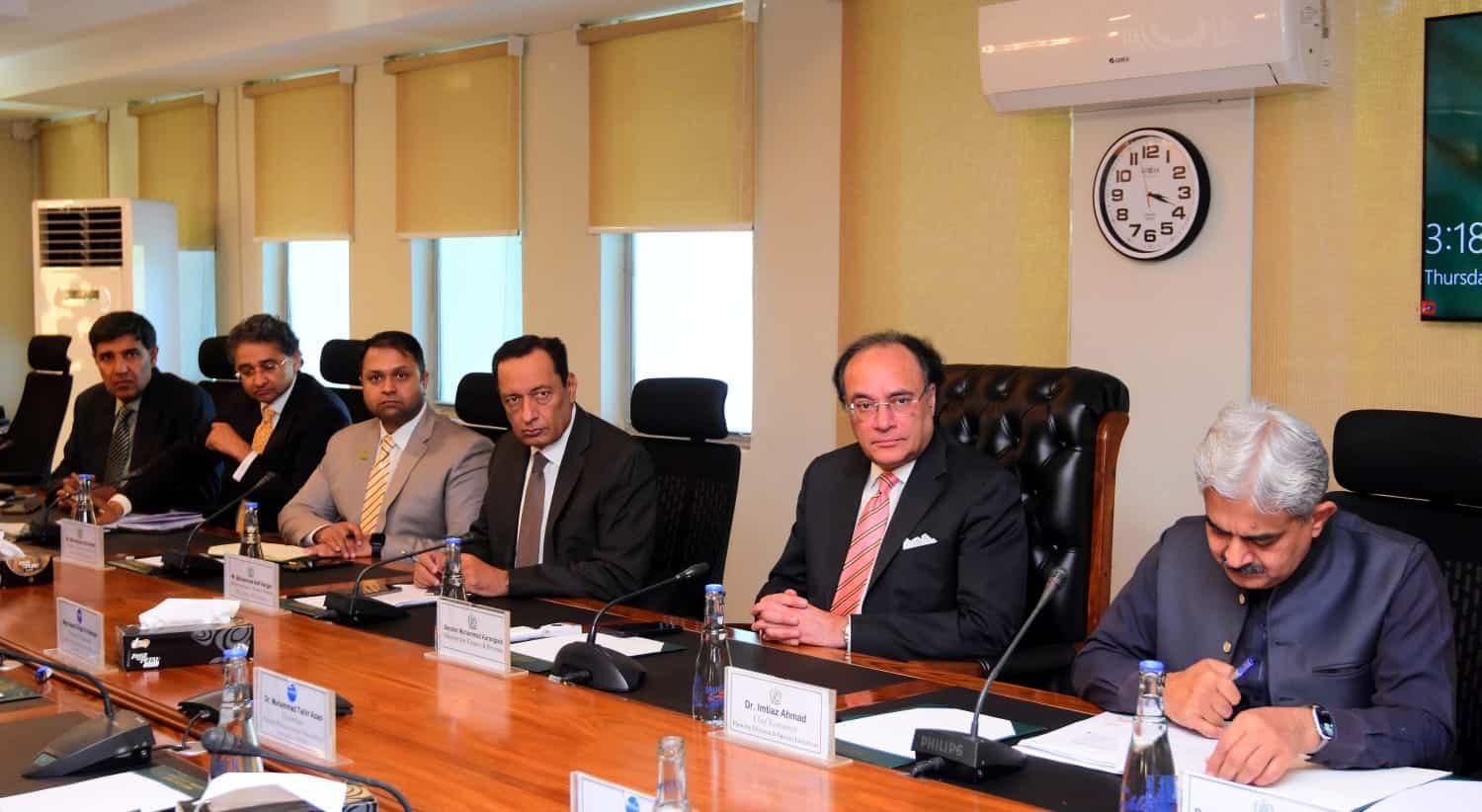 Pakistan’s Pharma Sector Sets $10 Billion Export Target in Meeting With Aurangzeb